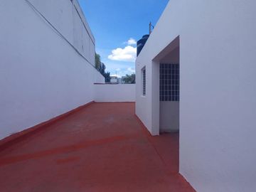 CASA EN RENTA USO DE OFICINA A PUERTA CERRADA O USO HABITACIONAL, A una calle de AV. GUADALUPE