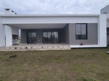 CASA EN VENTA BARRIO CERRADO QUINTAS 2, A ESTRENAR!
