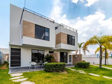 CASA CON ALBERCA Y GYM CERCA DE CUERNAVACA EN VENTA