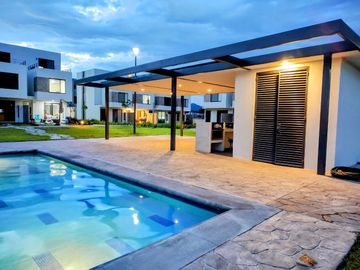 CASA CON ALBERCA Y GYM CERCA DE CUERNAVACA EN VENTA