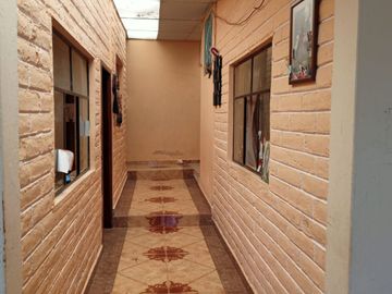 VENTA CASA  CON EXCELENTE UBICACIÓN A UNA CUADRA DE LA E-35