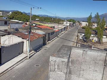 VENTA CASA  CON EXCELENTE UBICACIÓN A UNA CUADRA DE LA E-35