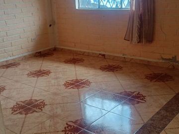 VENTA CASA  CON EXCELENTE UBICACIÓN A UNA CUADRA DE LA E-35