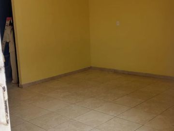 VENTA CASA  CON EXCELENTE UBICACIÓN A UNA CUADRA DE LA E-35