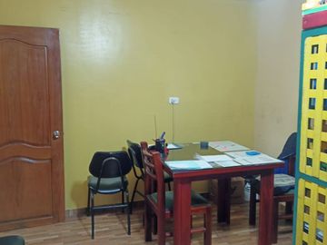 VENTA CASA  CON EXCELENTE UBICACIÓN A UNA CUADRA DE LA E-35