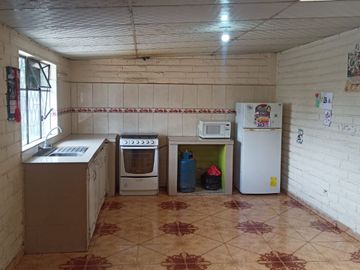 VENTA CASA  CON EXCELENTE UBICACIÓN A UNA CUADRA DE LA E-35