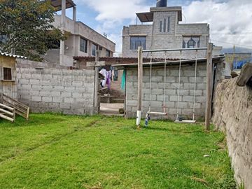 VENTA CASA  CON EXCELENTE UBICACIÓN A UNA CUADRA DE LA E-35
