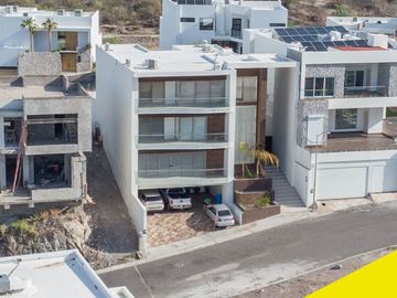 Residencia de 3 pisos en venta en La Cañada Residencial