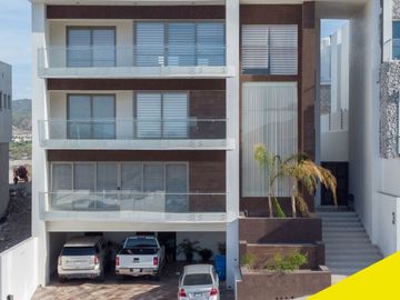 Residencia de 3 pisos en venta en La Cañada Residencial