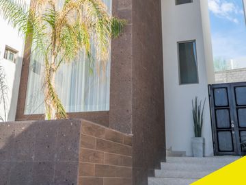 Residencia de 3 pisos en venta en La Cañada Residencial