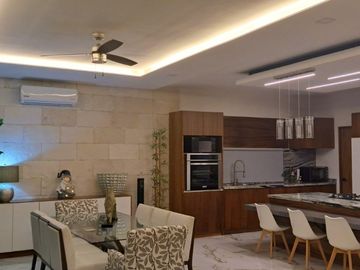 Casa moderna en venta en Lagos del Sol Cancun.