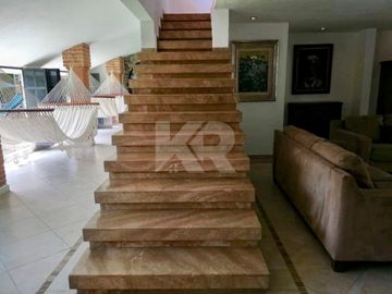 Casa a pie de calle que combina Elegancia y Amplitud en Venta y Renta