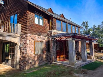 Leon Propiedades vende gran casa en sector Los Canelos, Curacaví.