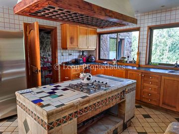 Leon Propiedades vende gran casa en sector Los Canelos, Curacaví.