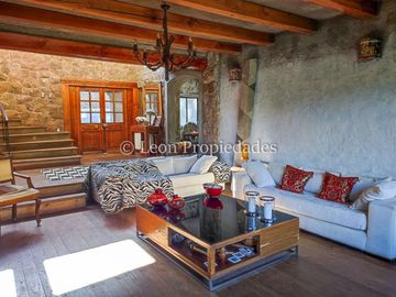 Leon Propiedades vende gran casa en sector Los Canelos, Curacaví.