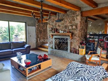 Leon Propiedades vende gran casa en sector Los Canelos, Curacaví.