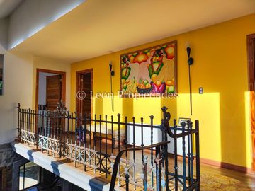 Leon Propiedades vende gran casa en sector Los Canelos, Curacaví.