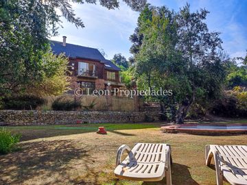 Leon Propiedades vende gran casa en sector Los Canelos, Curacaví.