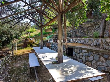 Leon Propiedades vende gran casa en sector Los Canelos, Curacaví.