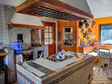 Leon Propiedades vende gran casa en sector Los Canelos, Curacaví.
