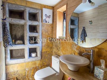 Leon Propiedades vende gran casa en sector Los Canelos, Curacaví.