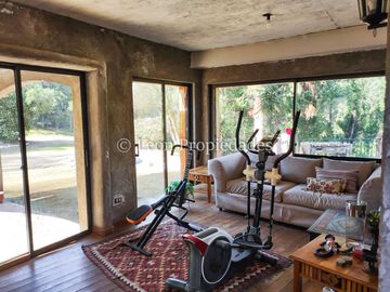 Leon Propiedades vende gran casa en sector Los Canelos, Curacaví.