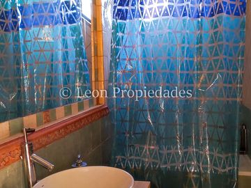 Leon Propiedades vende gran casa en sector Los Canelos, Curacaví.