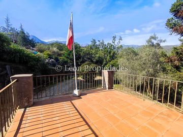 Leon Propiedades vende gran casa en sector Los Canelos, Curacaví.