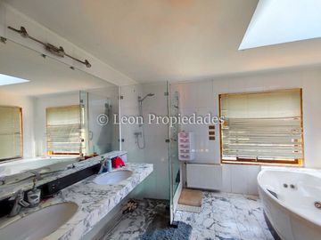 Leon Propiedades vende gran casa en sector Los Canelos, Curacaví.