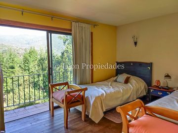 Leon Propiedades vende gran casa en sector Los Canelos, Curacaví.