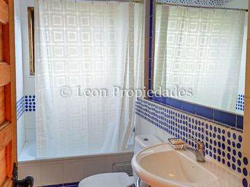 Leon Propiedades vende gran casa en sector Los Canelos, Curacaví.