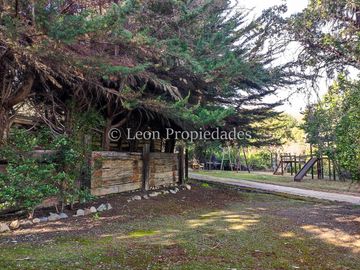 Leon Propiedades vende gran casa en sector Los Canelos, Curacaví.