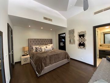 Casa en Venta en Los Angeles, Bosque Residencial, Valle Oriente
