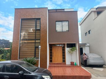 LINDA CASA DE OPORTUNIDAD A LA VENTA SECTOR ESPE DEL VALLE