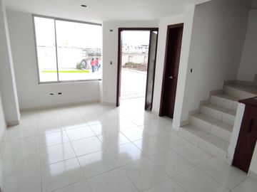 ✅Venta de casa dos plantas con espacios de confort, habitabilidad y con excelente ubicación en el centro urbano de Marianitas de Calderón, Norte de Qu