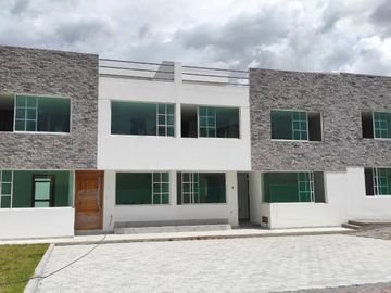 ✅ DE OFERTA POR APERTURA VENTA DE CASA 2 PLANTAS TRES DORMITORIOS CON TERRAZA - San Antonio de Pichincha.
