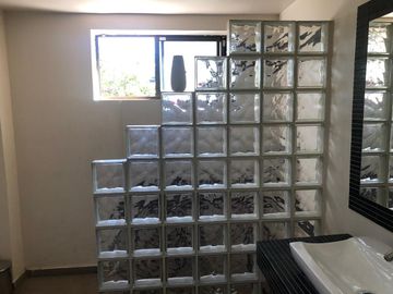 Casa En Venta. Las Condes. 4 Dormitorios y 4 Baños