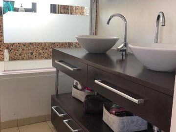 Casa En Venta. Las Condes. 4 Dormitorios y 4 Baños