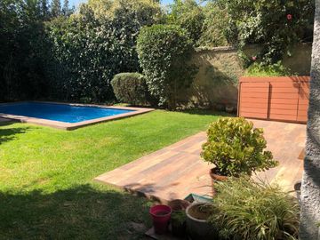 Casa En Venta. Las Condes. 4 Dormitorios y 4 Baños
