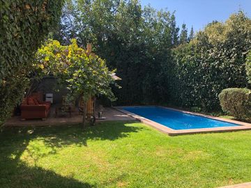 Casa En Venta. Las Condes. 4 Dormitorios y 4 Baños