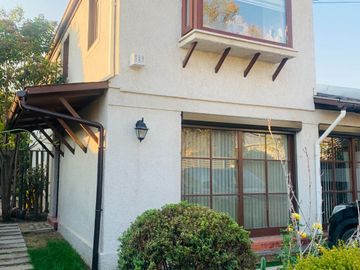Casa En Venta. Las Condes. 4 Dormitorios y 4 Baños