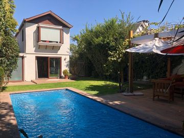Casa En Venta. Las Condes. 4 Dormitorios y 4 Baños