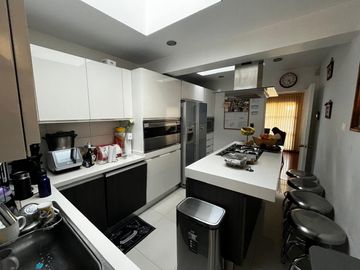 Casa En Venta. Las Condes. 4 Dormitorios y 4 Baños