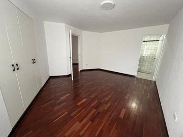 Se vende amplio e impecable departamento en Aurora Miraflores