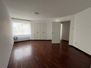 Se vende amplio e impecable departamento en Aurora Miraflores