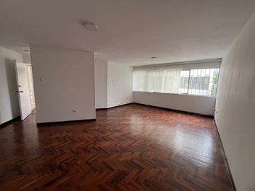 Se vende amplio e impecable departamento en Aurora Miraflores