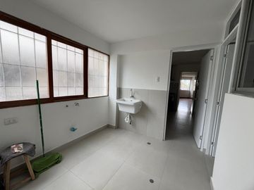 Se vende amplio e impecable departamento en Aurora Miraflores