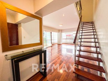 Vendo Duplex En La Cuadra Nueve De La Avenida Pardo (doble vista, esquina)