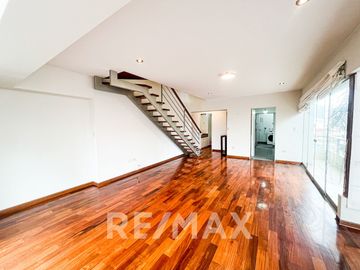 Vendo Duplex En La Cuadra Nueve De La Avenida Pardo (doble vista, esquina)