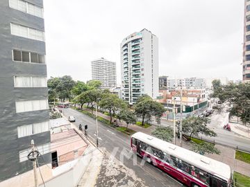 Vendo Duplex En La Cuadra Nueve De La Avenida Pardo (doble vista, esquina)